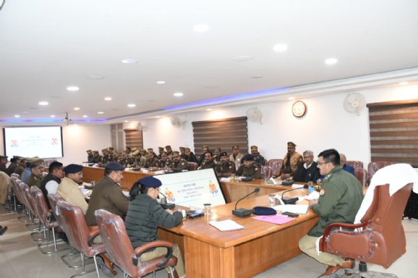 पुलिस लाइन सभागार में बैठक लेते एसपी सूरज कुमार राय पुलिस लाइन सभागार में बैठक लेते एसपी सूरज कुमार राय