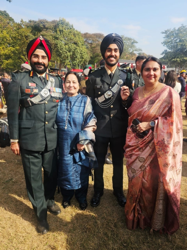 हरमनमीत सिंह रीन अपने परिवार के साथ। हरमनमीत सिंह रीन अपने परिवार के साथ।