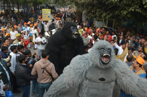 वर्षगांठ पर निकली शोभायात्रा वर्षगांठ पर निकली शोभायात्रा