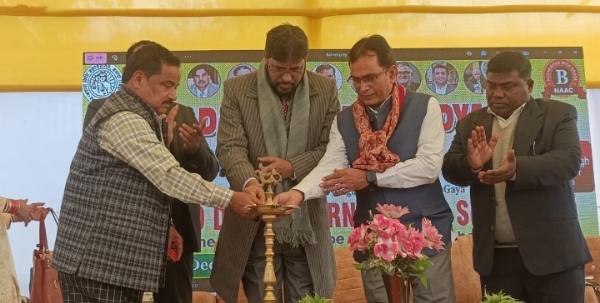 उद्घाटन करते लौ विश्वविद्यालय के कुलपति उद्घाटन करते लौ विश्वविद्यालय के कुलपति