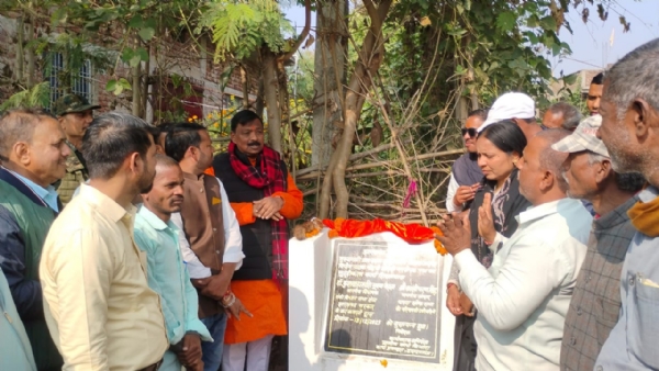 आधारशिला रखते पांकी विधायक कुशवाहा शशि भूषण मेहता आधारशिला रखते पांकी विधायक कुशवाहा शशि भूषण मेहता