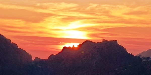 फोटो फीचरः स्वर्णिम-रक्तिम हुआ नीला आसमान