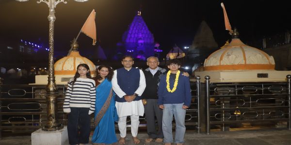 उत्तराखंड के पूर्व मुख्यमंत्री विजय बहुगुणा ने सपरिवार किए भगवान महाकालेश्वर  के दर्शन