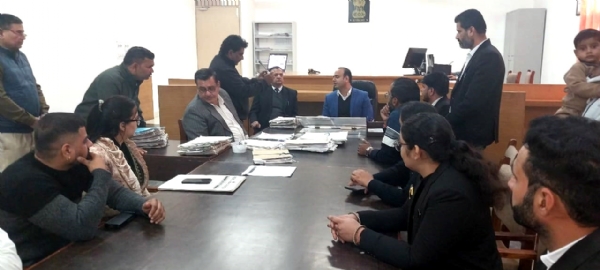 राष्ट्रीय लोक अदालत में केसों का निपटारा करते न्यायाधीश। राष्ट्रीय लोक अदालत में केसों का निपटारा करते न्यायाधीश।