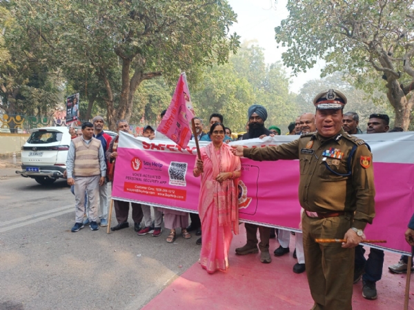 “से हेल्प” मोबाइल ऐप के प्रचार-प्रसार काे हरि झंडी दिखााते हुए निर्भय की मां की फोटो “से हेल्प” मोबाइल ऐप के प्रचार-प्रसार काे हरि झंडी दिखााते हुए निर्भय की मां की फोटो