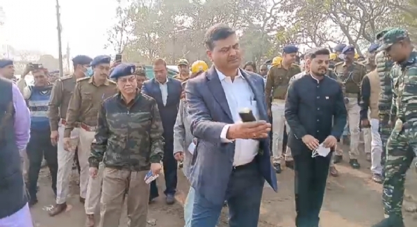केंदुआडीह गैस प्रभावित क्षेत्र का दौरा करते मुख्य सचिव केंदुआडीह गैस प्रभावित क्षेत्र का दौरा करते मुख्य सचिव