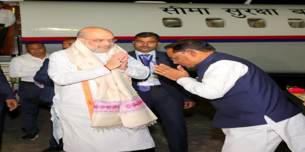 अमित शाह का स्वागत करते मुख्यमंत्री अमित शाह का स्वागत करते मुख्यमंत्री