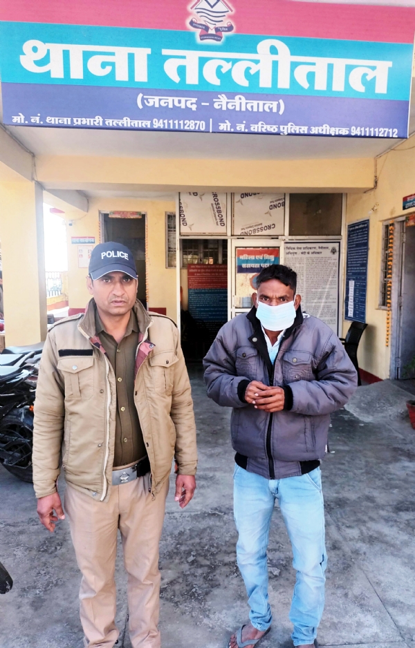 पुलिस की गिरफ्त में वांछित।