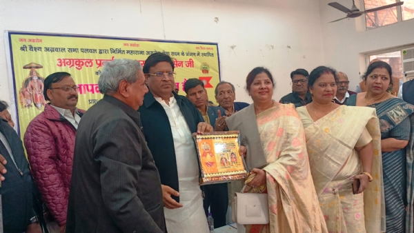 महाराजा अग्रसेन की भव्य प्रतिमा का अनावरण, 11 लाख रुपए देने की घोषणा की महाराजा अग्रसेन की भव्य प्रतिमा का अनावरण, 11 लाख रुपए देने की घोषणा की