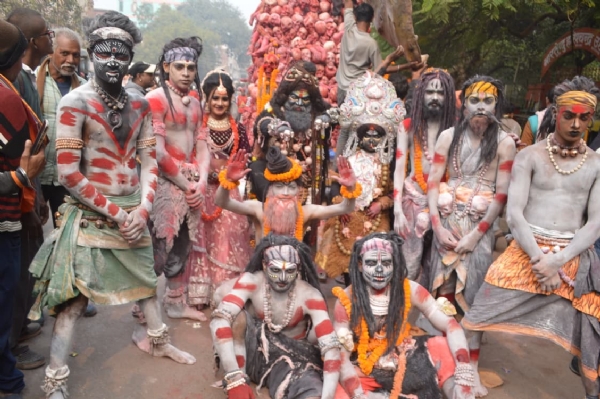 वर्षगांठ पर निकली शोभायात्रा वर्षगांठ पर निकली शोभायात्रा