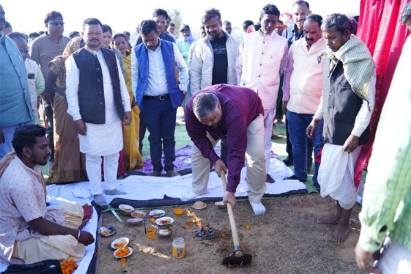 कैबिनेट मंत्री राजेश अग्रवाल निर्माण कार्यों का भूमिपूजन करते हुए कैबिनेट मंत्री राजेश अग्रवाल निर्माण कार्यों का भूमिपूजन करते हुए
