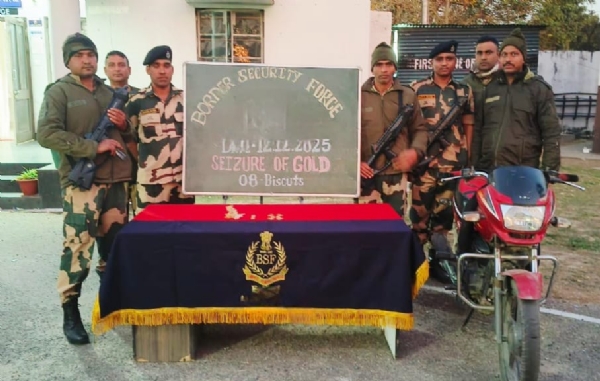 जब्त सोने और बाइक के साथ बीएसएफ जवान जब्त सोने और बाइक के साथ बीएसएफ जवान