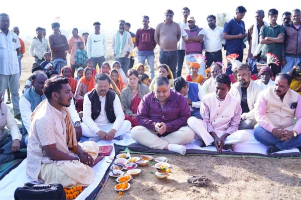 कैबिनेट मंत्री राजेश अग्रवाल निर्माण कार्यों का भूमिपूजन करते हुए कैबिनेट मंत्री राजेश अग्रवाल निर्माण कार्यों का भूमिपूजन करते हुए