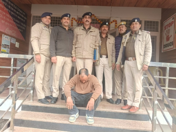 पकड़ा गया आरोपी पुलिस टीम के साथ। पकड़ा गया आरोपी पुलिस टीम के साथ।