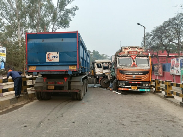 ट्रक-हाइवा में टक्कर ट्रक-हाइवा में टक्कर