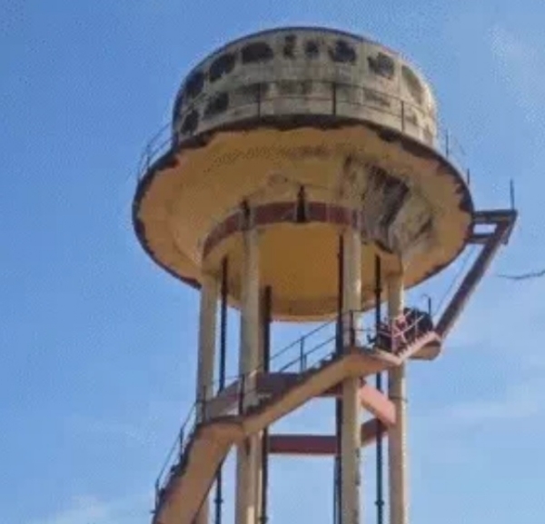 सीमा ज्ञान को लेकर एक परिवार पानी की टंकी पर चढ़ा सीमा ज्ञान को लेकर एक परिवार पानी की टंकी पर चढ़ा