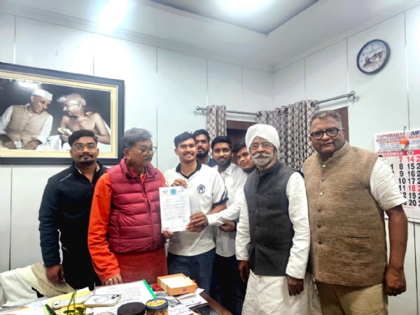 नवीन विधानसभा भवन का नाम ‘मिनी माता के नाम पर रखे जाने की माँग को लेकर सतनामी समाज के युवा ज्ञापन सौंपते हुए नवीन विधानसभा भवन का नाम ‘मिनी माता के नाम पर रखे जाने की माँग को लेकर सतनामी समाज के युवा ज्ञापन सौंपते हुए