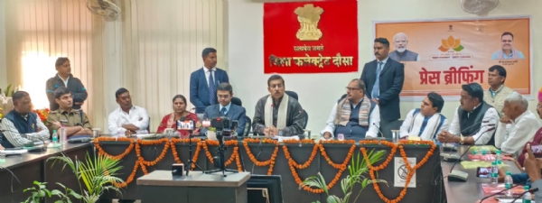 दौसा में पत्रकारों को राज्य सरकार की उपलब्धियां बताते उद्योग मंत्री कर्नल राज्यवर्धन राठौर दौसा में पत्रकारों को राज्य सरकार की उपलब्धियां बताते उद्योग मंत्री कर्नल राज्यवर्धन राठौर