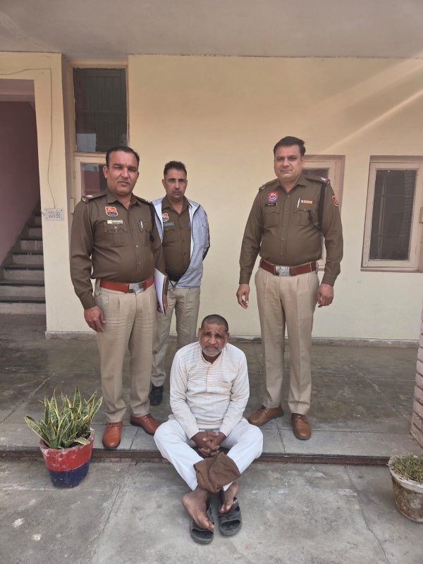 पुलिस गिरफ्त में मिथा। पुलिस गिरफ्त में मिथा।