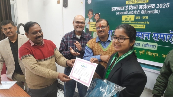 प्रथम पुरस्कार उपायुक्त कर्ण सत्यार्थी से प्राप्त करते हुए। दूसरा पुरस्कार शिक्षा विभाग से प्राप्त करते हुए और अपने स्कूल के प्रिंसिपल मंजू सिन्हा एवं अन्य टीचरों के साथ। प्रथम पुरस्कार उपायुक्त कर्ण सत्यार्थी से प्राप्त करते हुए। दूसरा पुरस्कार शिक्षा विभाग से प्राप्त करते हुए और अपने स्कूल के प्रिंसिपल मंजू सिन्हा एवं अन्य टीचरों के साथ।