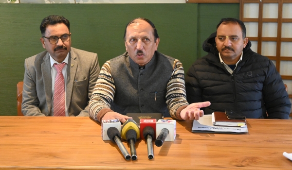 मंडी में पत्रकारों से बात करते हुए राज्य खाद्य आयोग के चेयरमैन एसपी कत्याल। मंडी में पत्रकारों से बात करते हुए राज्य खाद्य आयोग के चेयरमैन एसपी कत्याल।