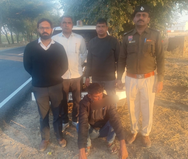 पकड़ा गया अफीम तस्कर। पकड़ा गया अफीम तस्कर।