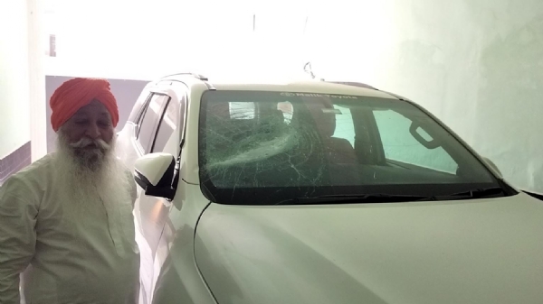 टोहाना। गाड़ी पर हमले बारे जानकारी देते हुए।