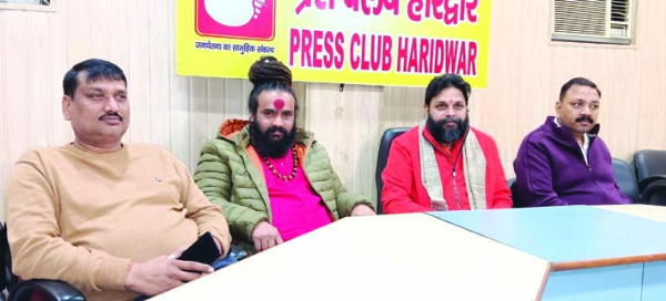 पत्रकारों से वार्ता करते हुए स्वामी वैराग्य पुरी व अन्य पत्रकारों से वार्ता करते हुए स्वामी वैराग्य पुरी व अन्य