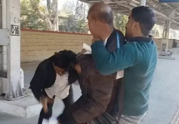 होमगार्ड जवान ने डिप्टी सीटीआई को पीटा होमगार्ड जवान ने डिप्टी सीटीआई को पीटा