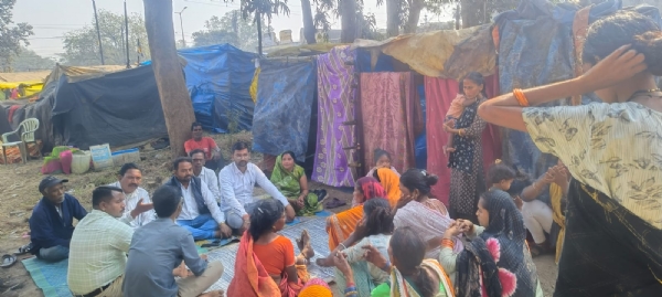 रेलवे परियोजना से प्रभावित परिवारों से चर्चा करते हुए कांग्रेसी पार्षद। रेलवे परियोजना से प्रभावित परिवारों से चर्चा करते हुए कांग्रेसी पार्षद।