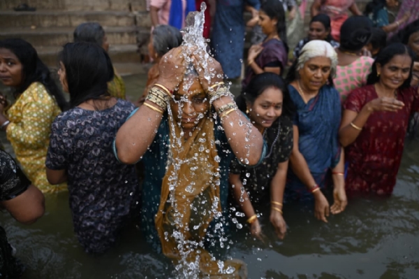 गंगा स्नान करती तमिल महिलाएं गंगा स्नान करती तमिल महिलाएं