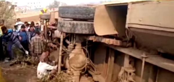 भाटमोड़ में बस दुर्घटना के बाद क्षतिग्रस्त वाहन और राहत कार्य करते स्थानीय लोग। भाटमोड़ में बस दुर्घटना के बाद क्षतिग्रस्त वाहन और राहत कार्य करते स्थानीय लोग।