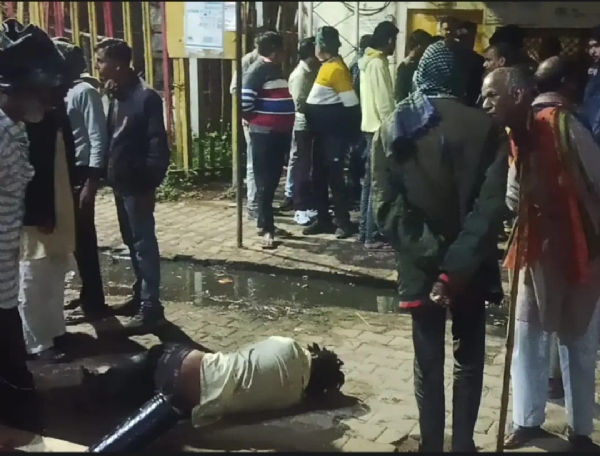 बाइक चोरी करते युवक को लोगों ने रंगे हाथों पकड़ा बाइक चोरी करते युवक को लोगों ने रंगे हाथों पकड़ा