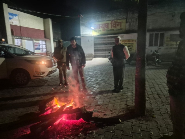 रैन बसेरे का निरीक्षण करते जिलाधिकारी रैन बसेरे का निरीक्षण करते जिलाधिकारी