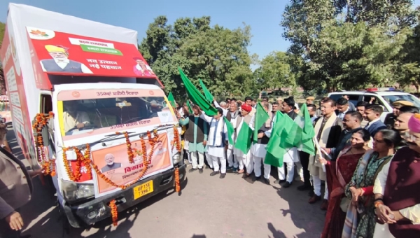 दोसा में प्रचार रथ को रवाना करते उद्योग मंत्री कर्नल राज्यवर्धन राठौर दोसा में प्रचार रथ को रवाना करते उद्योग मंत्री कर्नल राज्यवर्धन राठौर