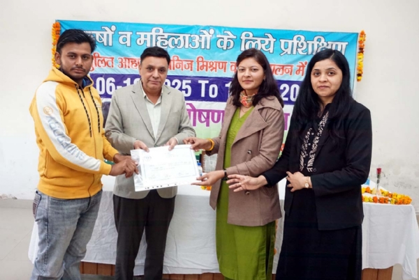 प्रमाण पत्र वितरित करते विभागाध्यक्ष डॉ. सज्जन सिहाग। प्रमाण पत्र वितरित करते विभागाध्यक्ष डॉ. सज्जन सिहाग।