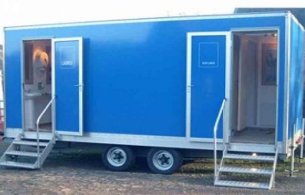 मोबाइट टॉयलेट यूनिट लगाए गए मोबाइट टॉयलेट यूनिट लगाए गए