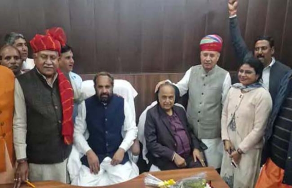 मार्केट कमेटी चेयरमैन और वाइस चेयरमैन के साथ मौजूद केंद्रीय मंत्री राव इंद्रजीत सिंह। मार्केट कमेटी चेयरमैन और वाइस चेयरमैन के साथ मौजूद केंद्रीय मंत्री राव इंद्रजीत सिंह।