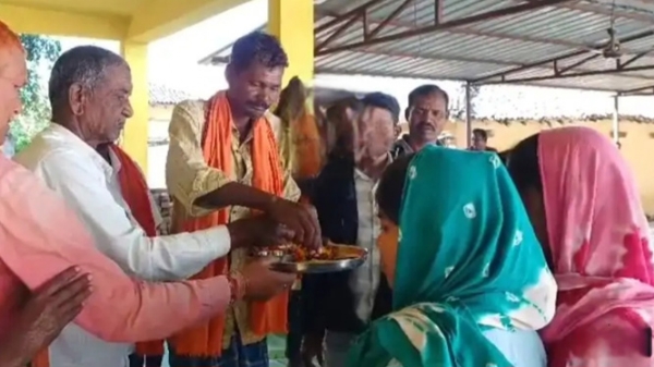 घोटियावाही में धर्मांतरित एक परिवार के पांच सदस्यों ने ईसाई धर्म छोड़कर घर वापसी की घोटियावाही में धर्मांतरित एक परिवार के पांच सदस्यों ने ईसाई धर्म छोड़कर घर वापसी की