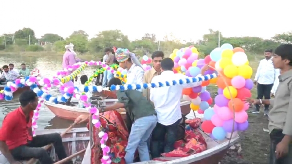 तालाब की लहरों पर सजी बारात, नावों में बैठकर दूल्हा पहुंचा ससुराल तालाब की लहरों पर सजी बारात, नावों में बैठकर दूल्हा पहुंचा ससुराल