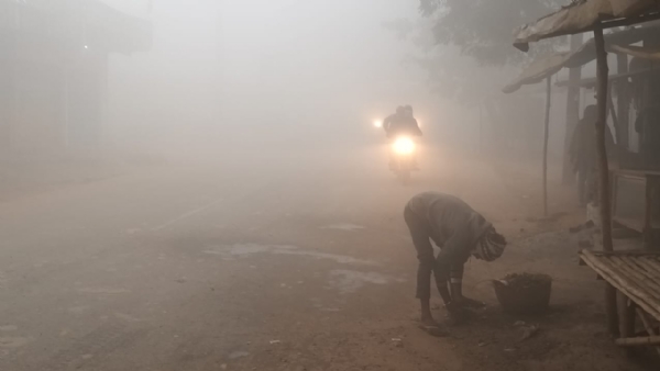 कोहरे के कारण सड़को पर छाया अंधेरा लाइट जलाकर चलते लोग कोहरे के कारण सड़को पर छाया अंधेरा लाइट जलाकर चलते लोग