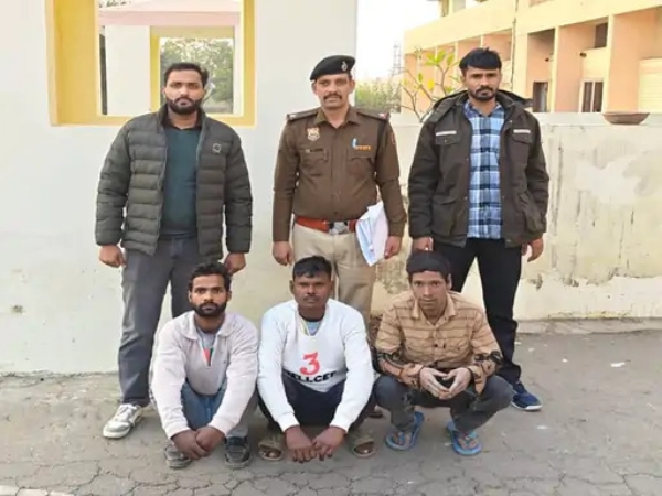 सेल्समैन के साथ मारपीट के केस मे गिरफ्तार किए गए तीन आरोपी। सेल्समैन के साथ मारपीट के केस मे गिरफ्तार किए गए तीन आरोपी।