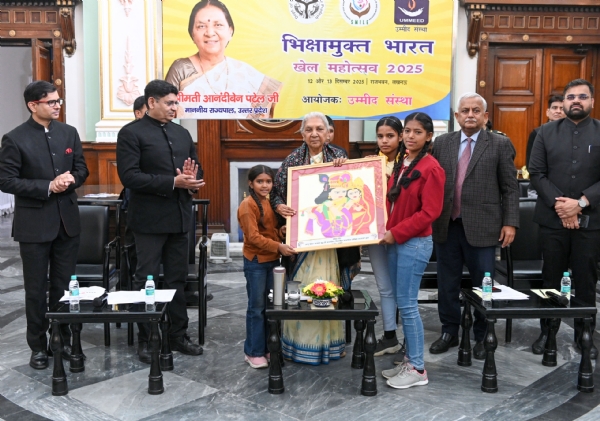 आयोजित खेलों में विजेता बच्चियों को पुरस्कार वितरण करती हुई राज्यपाल आनंदीबेन पटेल आयोजित खेलों में विजेता बच्चियों को पुरस्कार वितरण करती हुई राज्यपाल आनंदीबेन पटेल