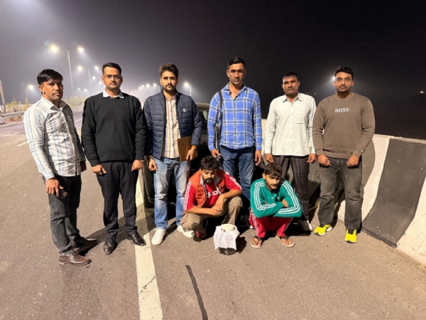 पुलिस गिरफ्त में आरोपित।