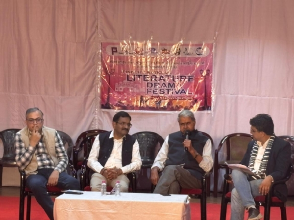 सुर और संगीत के बीच लहराते साहित्य के शब्द सुर और संगीत के बीच लहराते साहित्य के शब्द