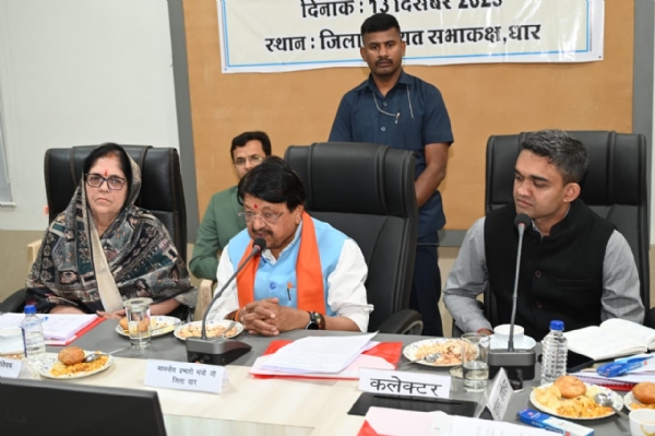 Baithak ko sambodhit karte hue Baithak ko sambodhit karte hue