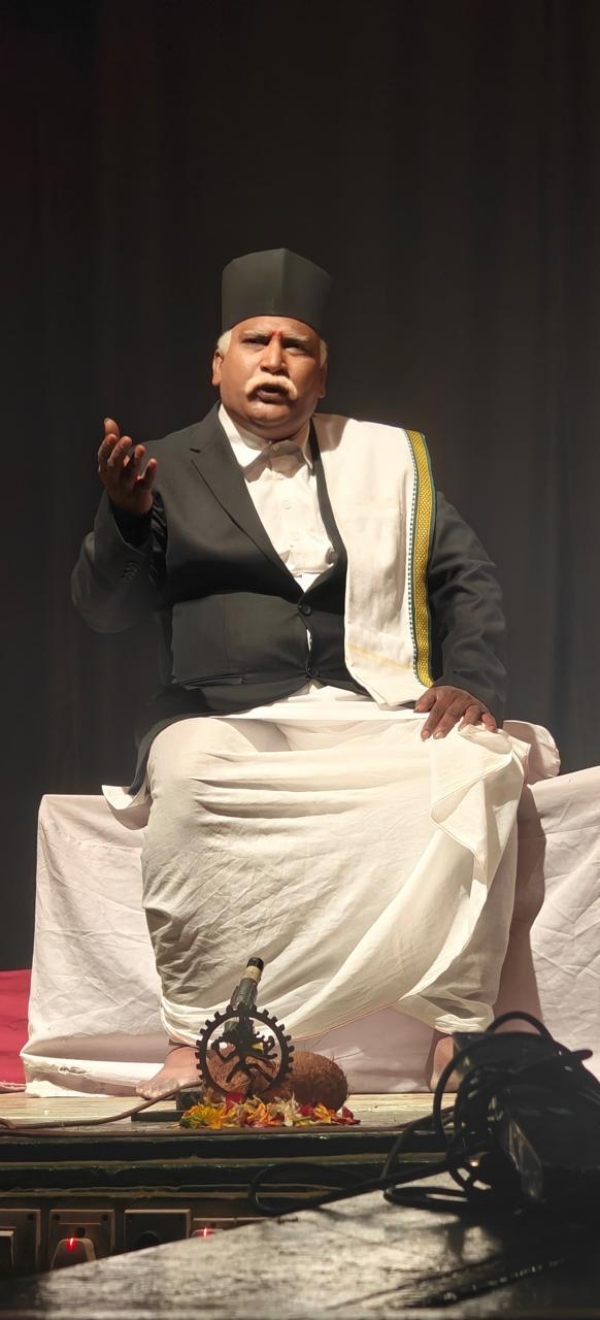 संघ गंगा के तीन भागीरथ का मंचन की कुछ झलकियां संघ गंगा के तीन भागीरथ का मंचन की कुछ झलकियां