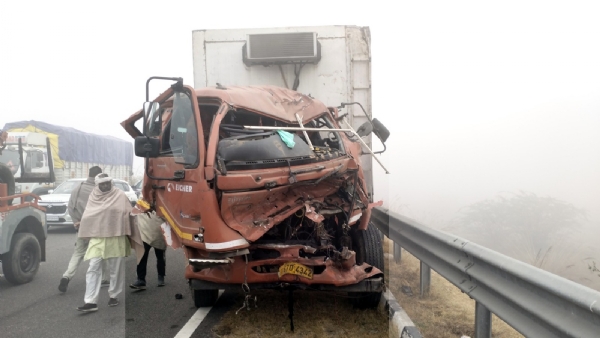 नेशनल हाईवे 152 डी पर क्षतिग्रस्त वाहन। नेशनल हाईवे 152 डी पर क्षतिग्रस्त वाहन।