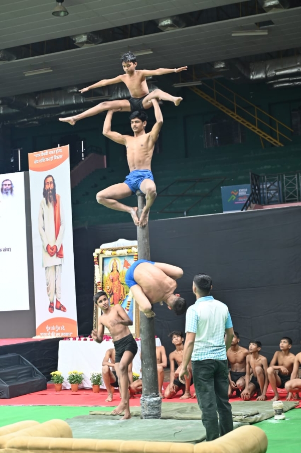 मलखंब करते हुए खिलाड़ी