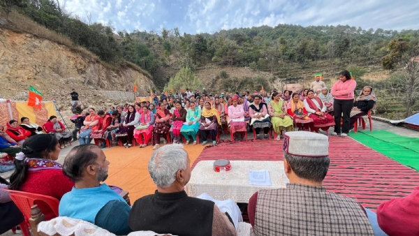 महिला सम्मेलन में भाग लेते पूर्व मंत्री महेंद्र सिंह ठाकुर व अन्य। महिला सम्मेलन में भाग लेते पूर्व मंत्री महेंद्र सिंह ठाकुर व अन्य।